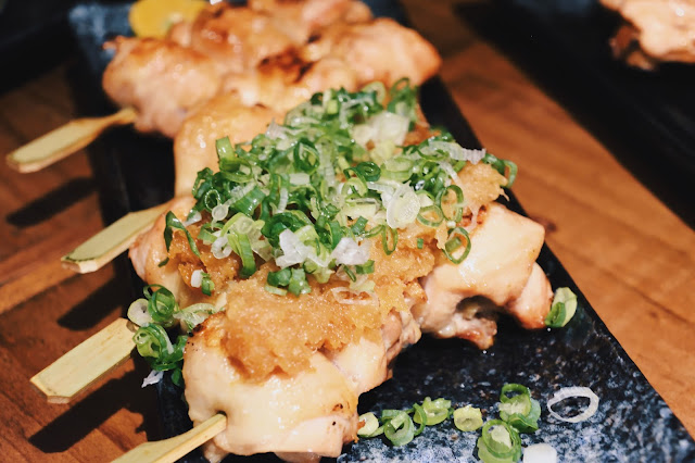 印象特別深刻的是蔥花雞腿肉串，在蔥花與雞腿肉之間夾了一層蘿蔔泥，並在蘿蔔泥裡滴入水果醋，解膩去油外，水果醋裡的酸，讓整串嚐來還特別清爽