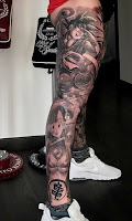 tatuaje increible de dragon ball en la pierna en blanco y negro