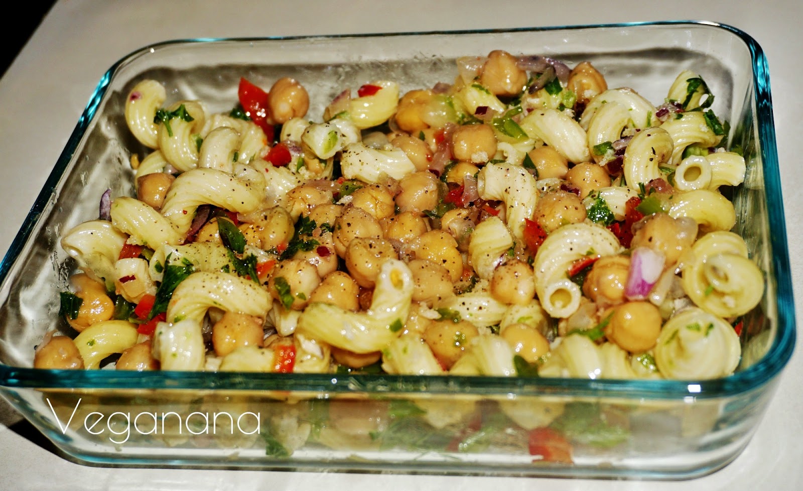 Salada de Macarrão com Grão de Bico - Veganana