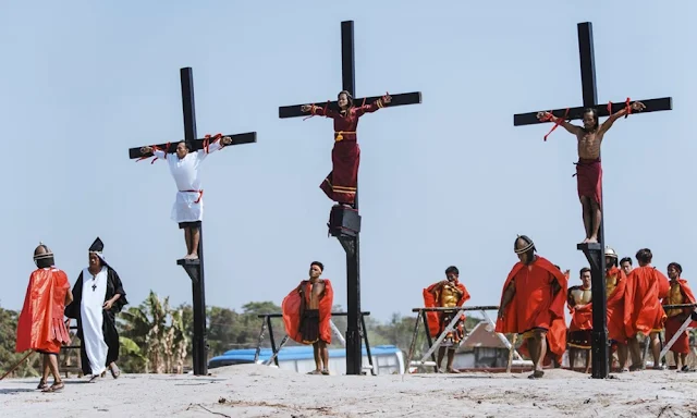 Crucifixiones por ritual de Viernes Santo en Filipinas 