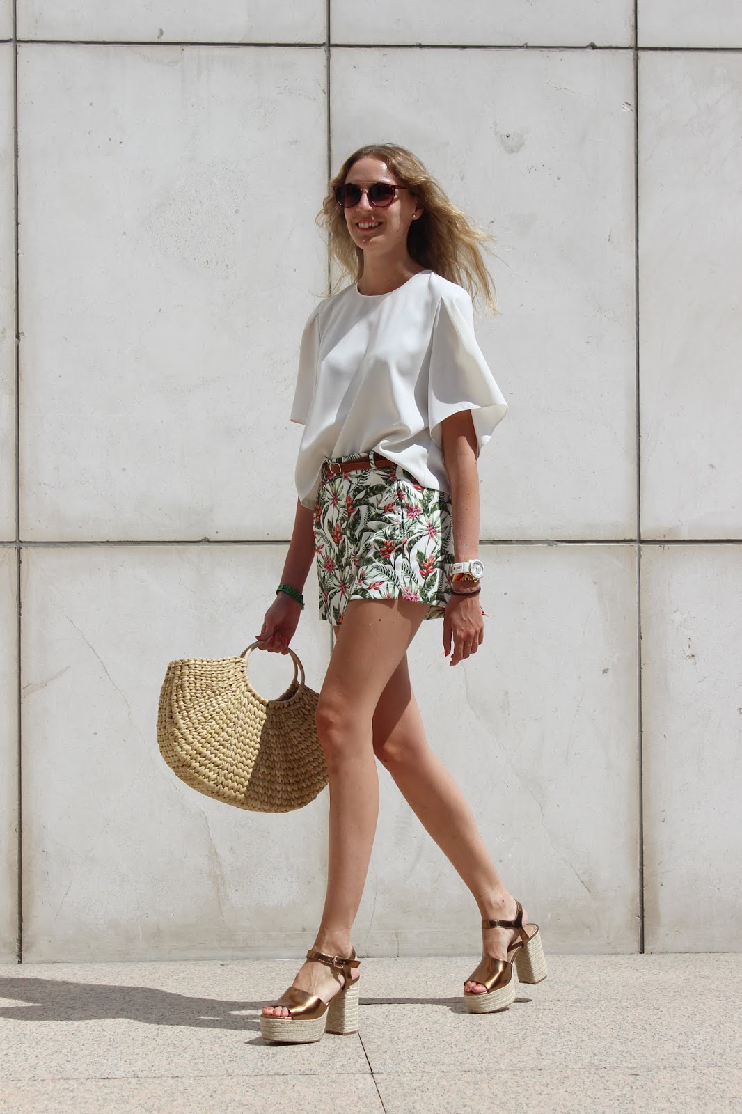 tropical-shorts-street-style-look-straw-bag-straw-heels