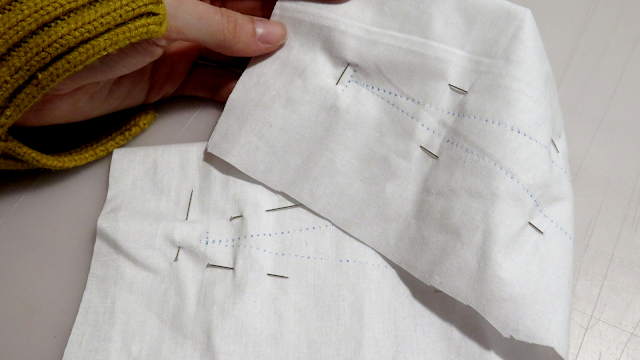 Pinza marcada sobre la tela por ambos lados con papel de calco