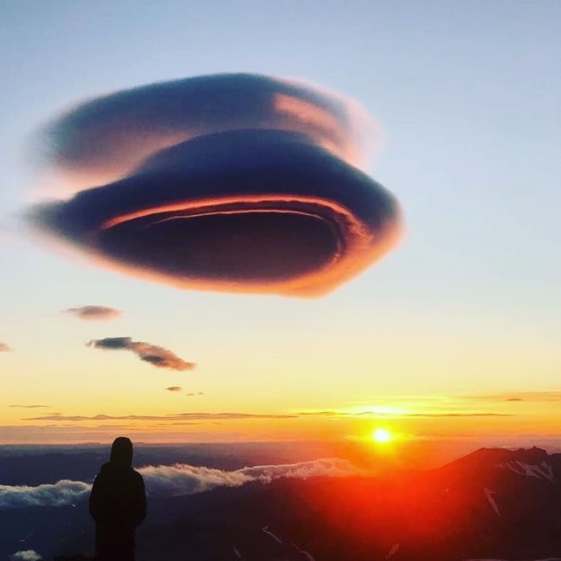Гора шаста нло. Нло катаклизмы. Нло в виде облака. Летающие тарелки в облаках. Облака похожие на летающие тарелки.