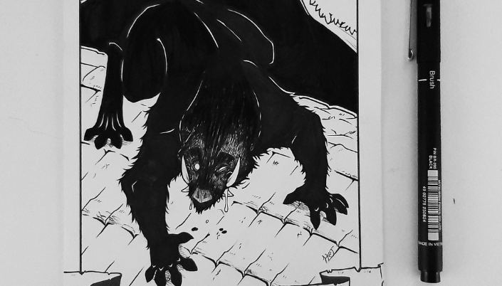 Imagem: foto de uma ilustração em pincel do Tutu Marambá, uma criatura de peluda e escura, com a cabeça de javali ou porco, olhos pequenos e brilhantes, presas afiadas e longos braços com garras, andando pelo telhado e ao lado um pincel preto.