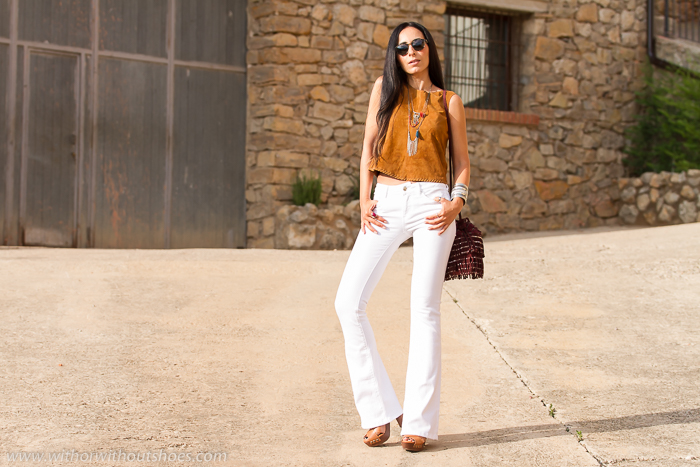 Pantalones Acampanados Blancos y Top de Ante | Or Without Shoes - Blog Influencer Moda Valencia España