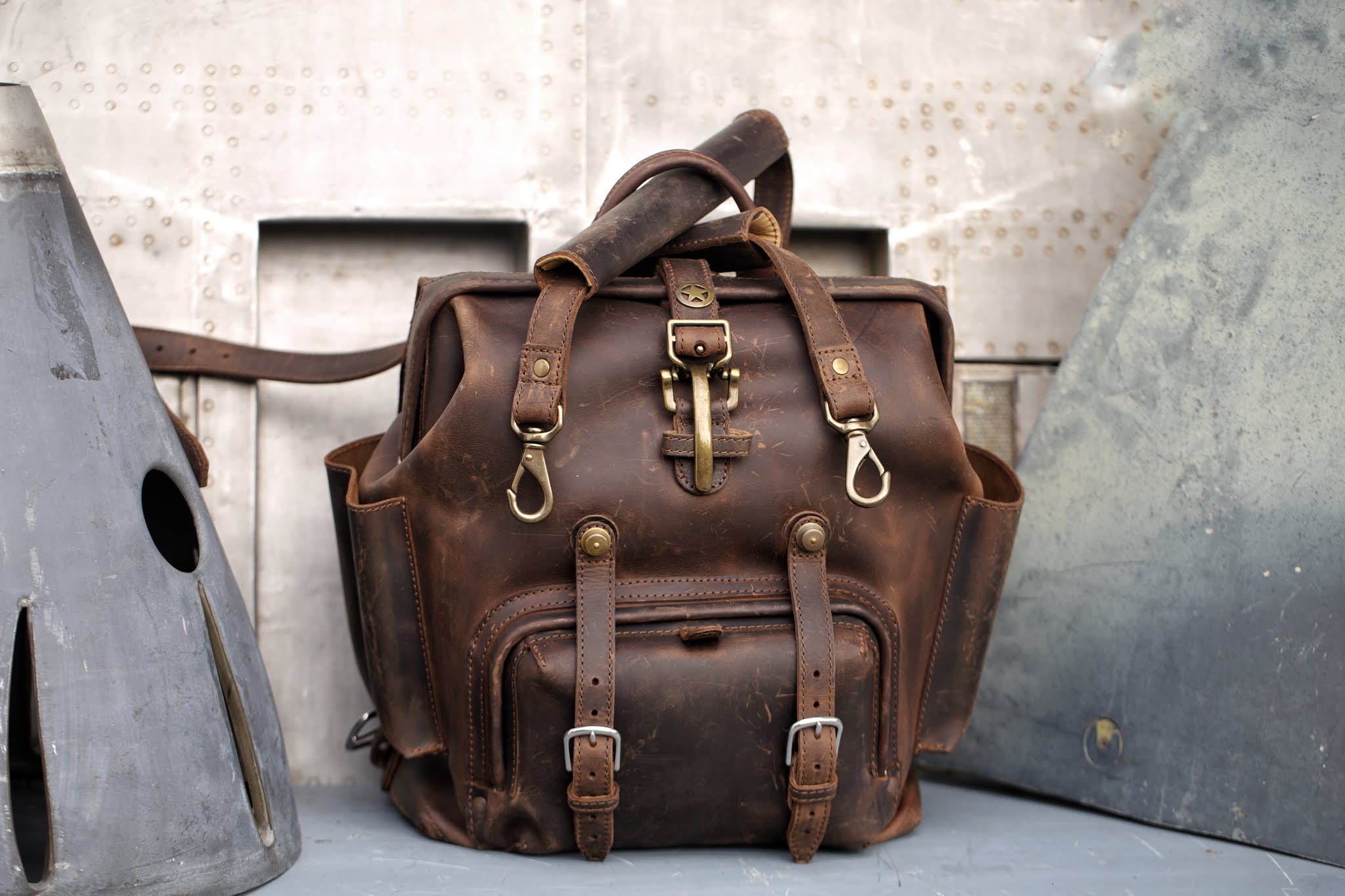 LeatherWerk Big Mouth Backpack mods