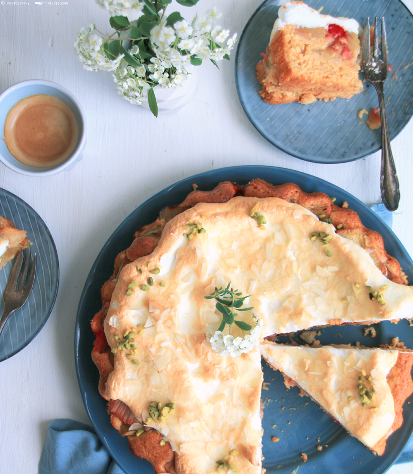 fluffiger Rhabarberkuchen mit Baiser | whatinaloves.com