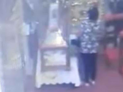 Mujer roba limosnas en iglesia de Puebla