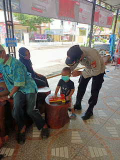 Rawan Kerumunan, Personil Sat Binmas Polres Enrekang Gencar Edukasi 3M di Tempat Perbelanjaan