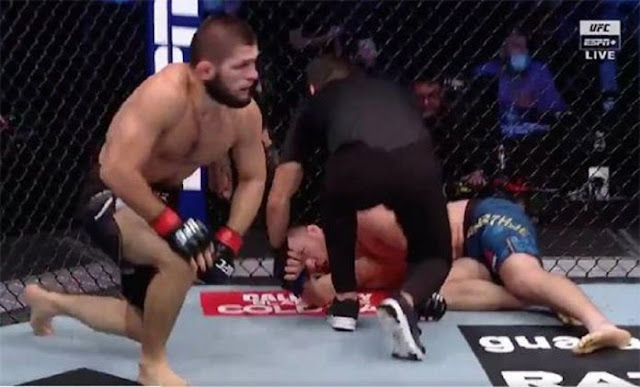 Menang dan Robohkan Gaethje hingga Pingsan, Khabib Sujud: Alhamdulillah Tuhan memberi saya kekuatan Menang dan Robohkan Gaethje hingga Pingsan, Khabib Sujud: Alhamdulillah Tuhan memberi saya kekuatan