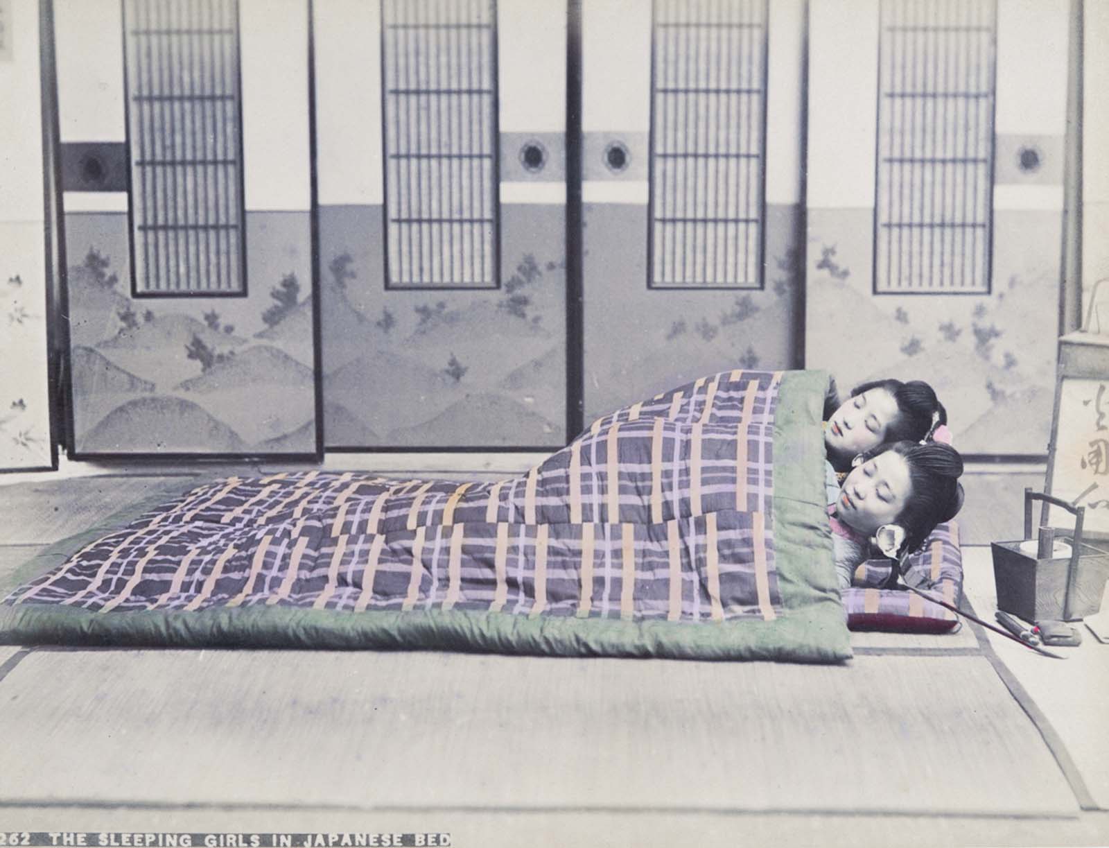 Японские спящие девушка. Традиционная японская кровать. Футон японский традиционный. В Японии спят на полу. Старая японская кровать.