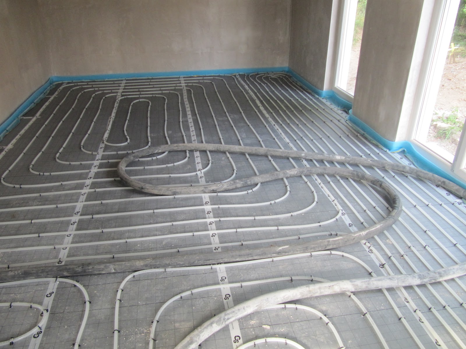 Projekt "Schnitzelbude": Fussbodenheizung und Estrich fertig