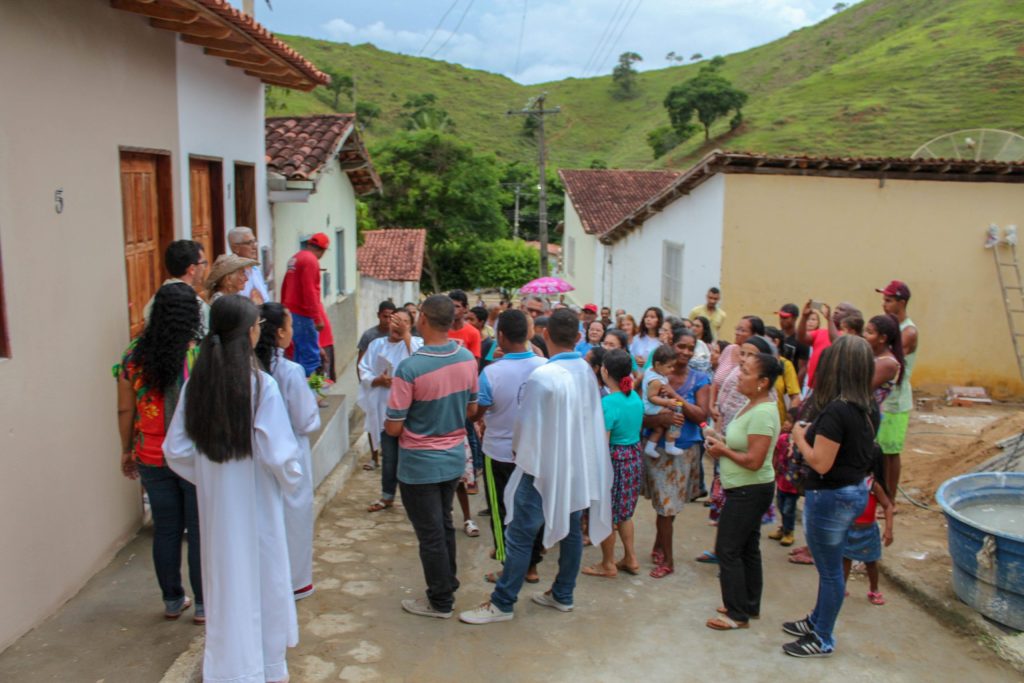 Macarani-BA: Com dinheiro do dízimo, Padre entrega casas para famílias carentes 6