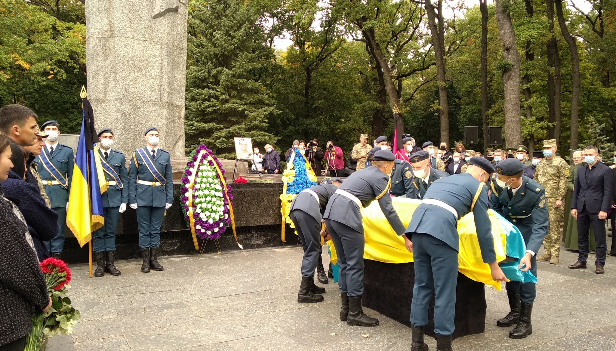 Прощание с летчиками сегодня. Похороны летчиков в Украине. Похороны летчика погибшего на Украине.