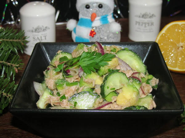 Салат с авокадо и тунцом