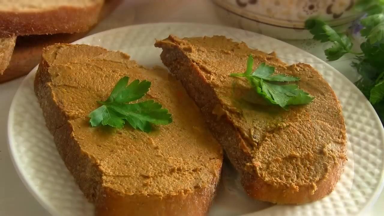 печеночный паштет на хлебе. пп печеночный паштет. панини с печеночным паштетом. бутерброды с паштетом из печени куриной. бутерброды с паштетом из печени.