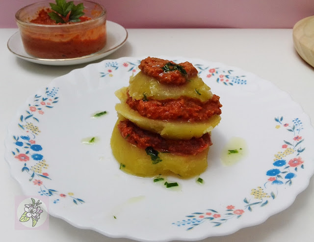 Milhojas de patata con boloñesa vegana de nuez y tomate seco.