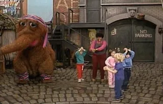 Snuffy sings The Snuffle Shuffle with Susan and the kids. Sesame Street Best of Friends