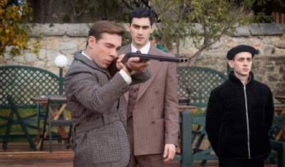 Alonso (Carlos Cuevas) practicando tiro