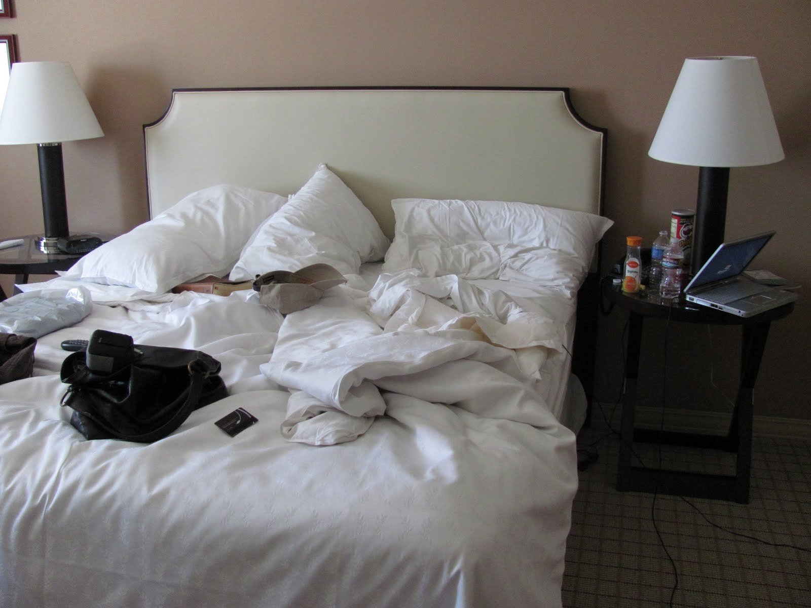 Мужчина в номере отеля. Незаправленная кровать. Незаправленная кровать в отеле. Смятая постель в гостинице. Заправленная постель в отеле.