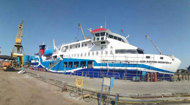 Maluku Dapat Satu Kapal Penyeberangan Roro 1.500 GT Ambon, Malukupost.com - Pemerintah pusat melalui Kementerian Perhubungan kembali memberikan bantuan satu kapal motor penyeberangan (KMP) berkapasitas 1.500 gross ton (GT) untuk memperlancar arus transportasi laut di wilayah provinsi kepulauan tersebut. "Kapal penyeberangan (Roll on-Roll off) Roro ini merupakan realisasi dari janji Presiden Joko Widodo saat menghadiri puncak perayaan Hari Pers Nasional (HPN) tahun 2017 di Kota Ambon," kata Pelaksana Tugas (Plt) Direktur Utama Perusahaan daerah (PD) Panca Karya, Rusdy Ambon, Kamis (8/8).