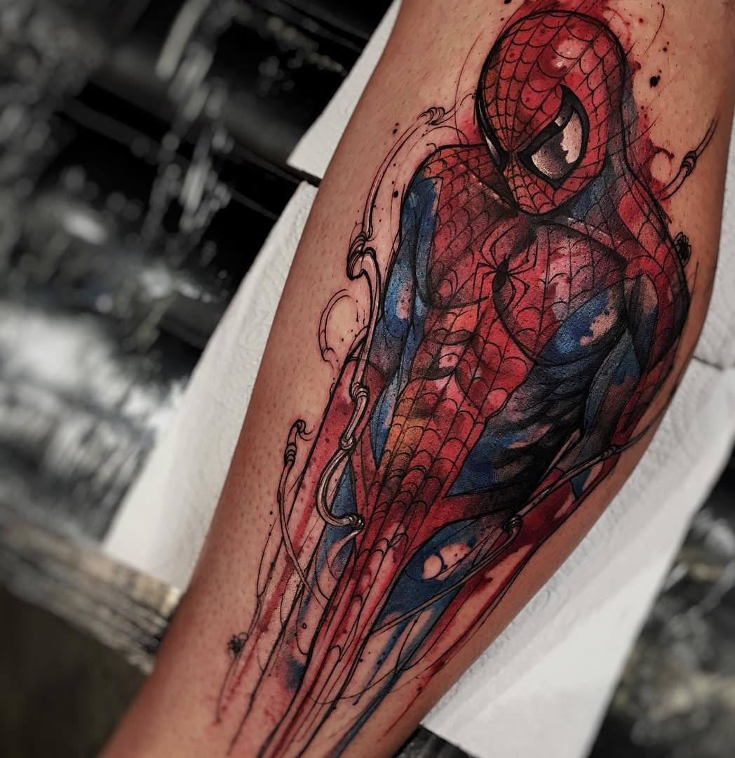Tatuaje de Spiderman a color en la pierna | Fotos de Tatuajes