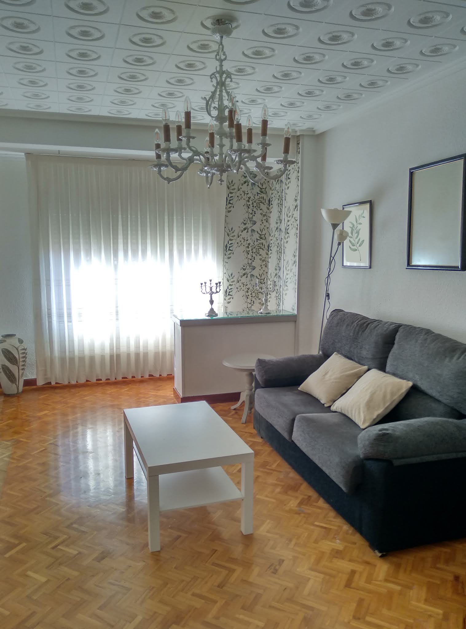 De un salón oscuro y antiguo a un lugar luminoso y moderno