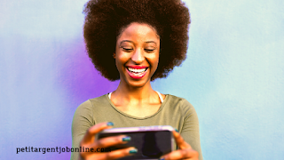 Femme joie smartphone, application pour gagner de l'argent avec son smartphone