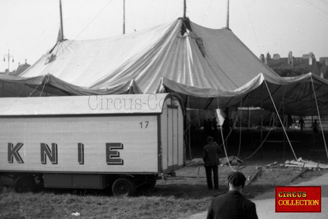 Roulotte et montage du chapiteau du Cirque National Suisse Knie