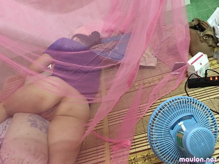 Quay lén em gái phòng bên khỏa thân xem phim sex 12 MauLon.Net - Ảnh sex quay lén gái xem phim sex