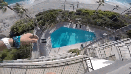 Mit der GoPro am Kopf vom Hoteldach oder der Klippe ins Wasser springend
