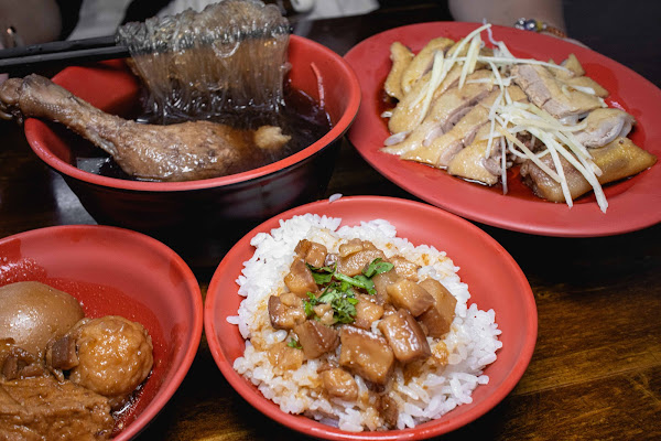 台南鴨肉飯【坤記鴨肉飯】永康美食!陸橋旁的鴨肉飯在地飄香15年宵夜時段也吃得到!鴨肉切盤肉燥飯當歸鴨肉通通有!