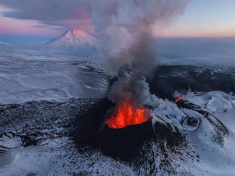 Сильные землетрясения вулканы гейзеры наблюдаются. Гейзеры на Камчатке. Вулкан плоский Толбачик. Вулкан Ясур. Диорама вулканические гейзеры.