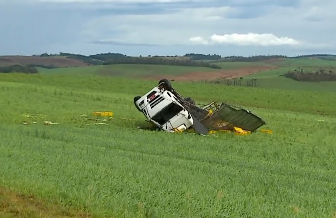 Caminhão é arrastado pela força do vento: 'Era um tombo seguido do outro'