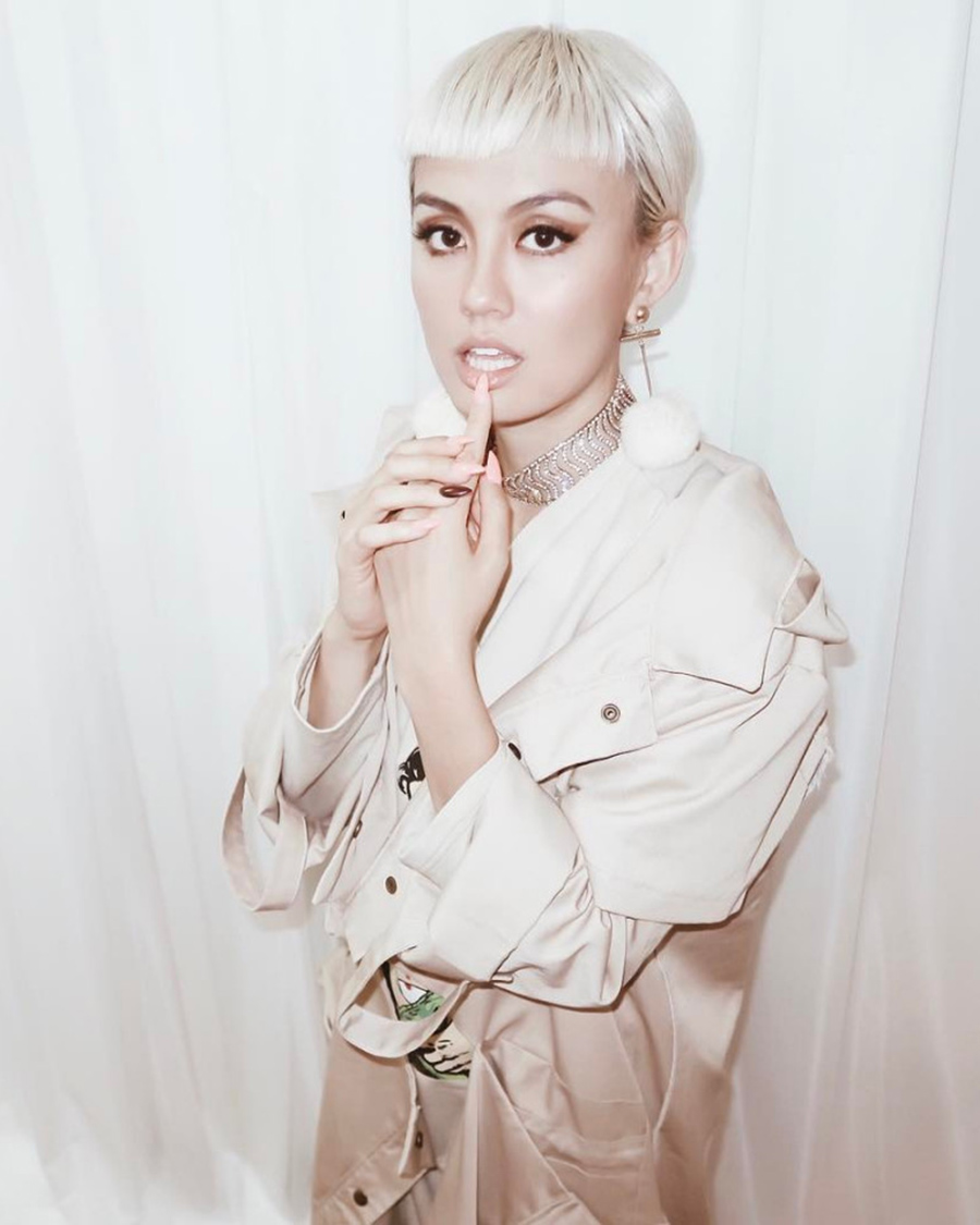 Agnez Mo lais cantik dan manis rambut pirang pendek