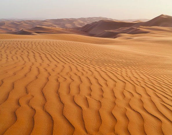 الخطوط والأنماط في الصحراء