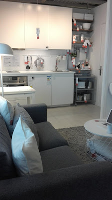 Sala IKEA muito pequena com cozinha integrada Sala com Kitchenet