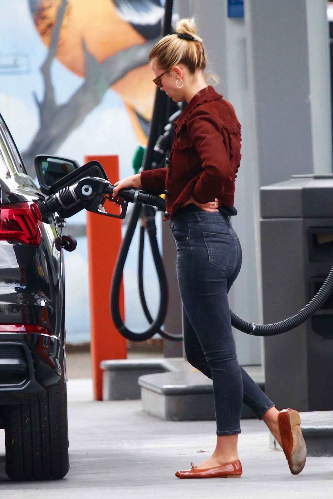 Mia Goth in Skinny Jeans – Pumping Gas in LA 06/12/2020