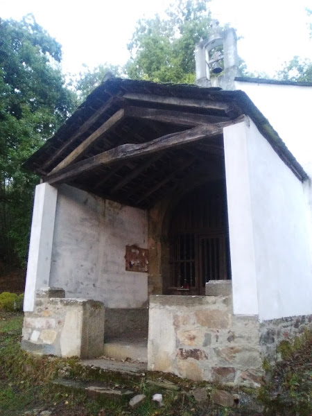 Foto de la Ermita de San Lázaro de Padraira en el Camino Primitivo