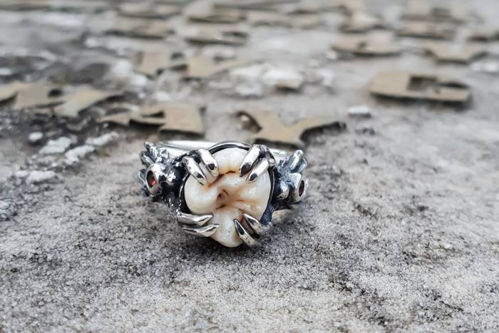 Jewelry made of human teeth and animal bones | An unbroken relationship with the deceased