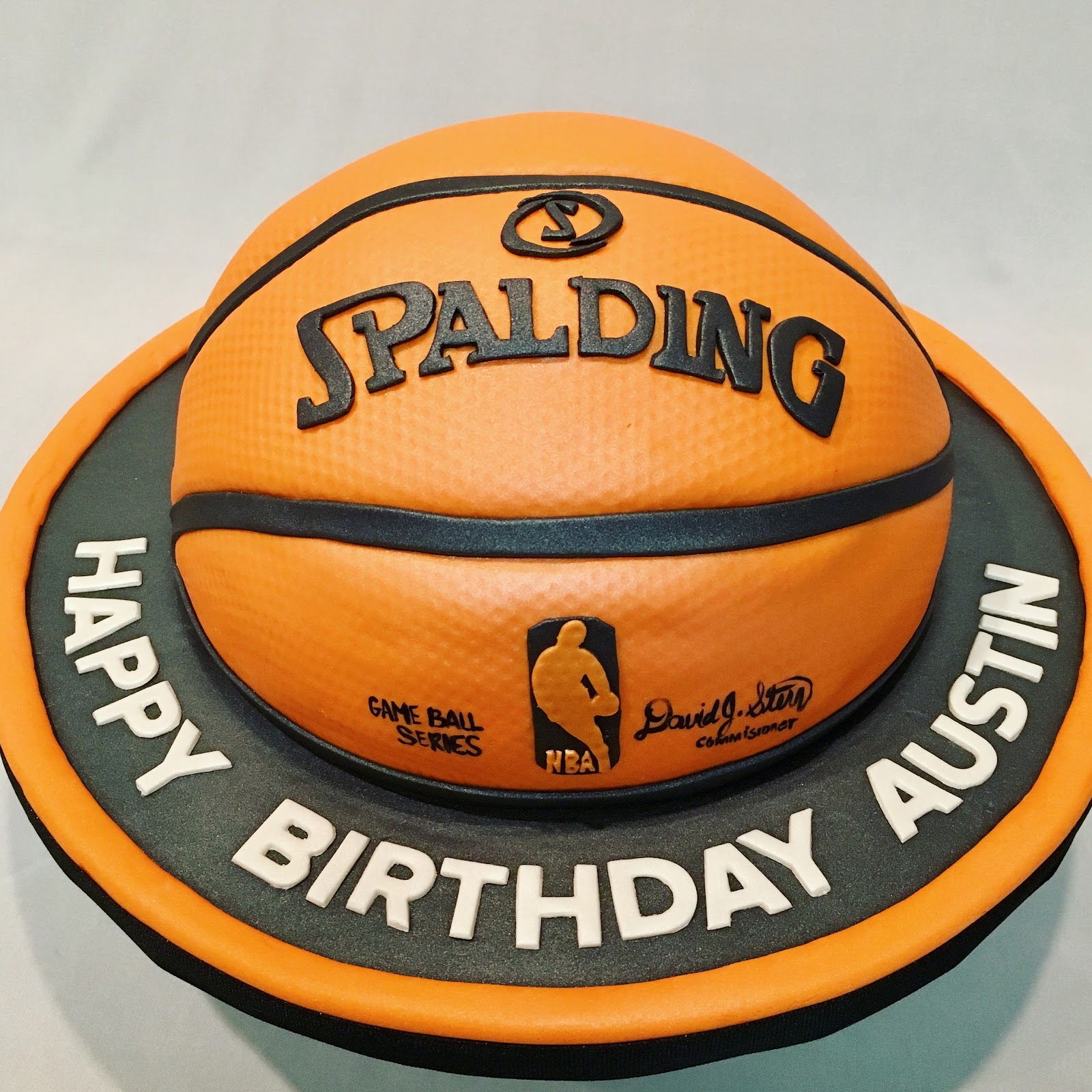MyMoniCakes Spaulding basketball cake with matching cupcakes