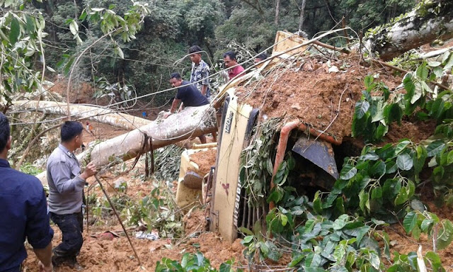 The Big Wobble - LOOK AT THE PICTURES Landslide-kab-50-west-sumatra