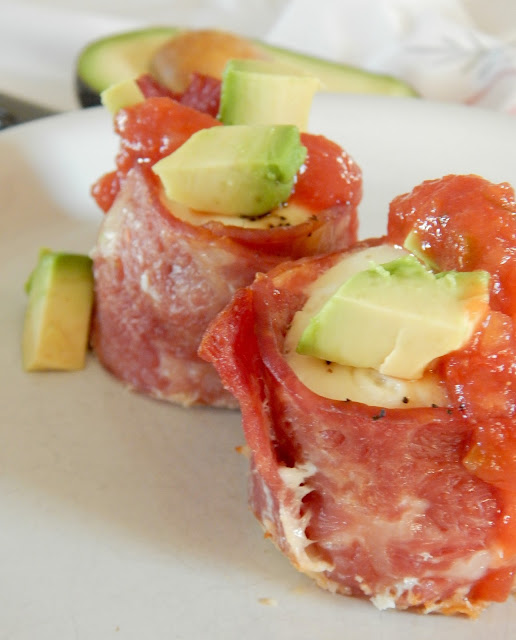 Egg and Avocado Turkey Bacon Cups...a protein-filled, hearty breakfast that's easy to prep ahread and bake off for the week ahead.  Turkey bacon, eggs, creamy avocado and salsa make the perfect bite!  Sponsored by the Iowa Egg Council. (sweetandsavoryfood.com)