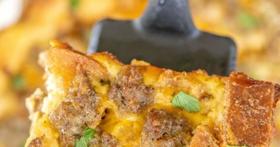 This Sausage & Crouton Breakfast Casserole - food-book-blogger