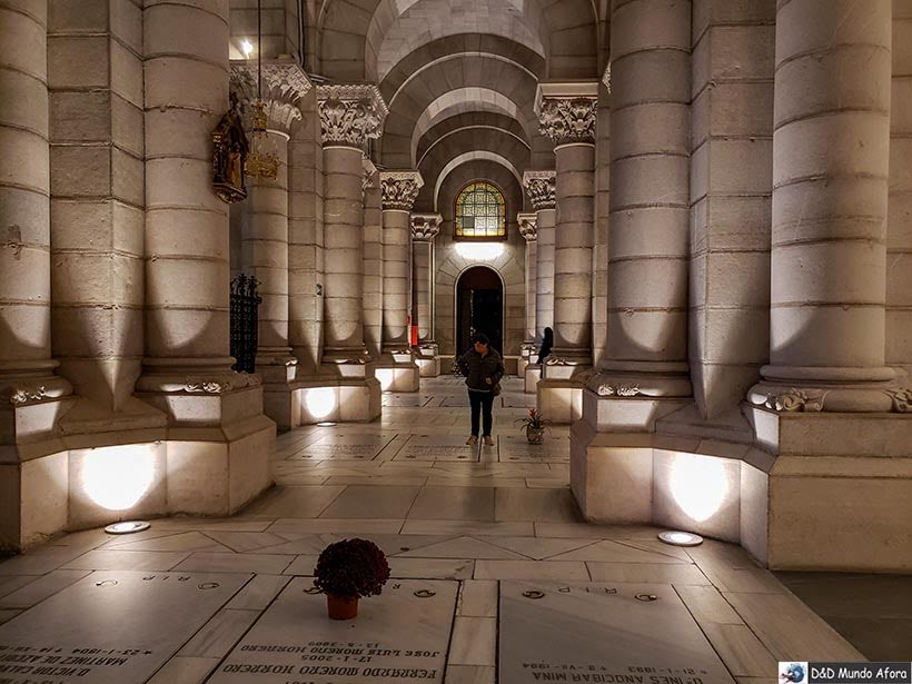 Cripta Catedral de Santa Maria de la Almudena: O que fazer em Madrid, Espanha