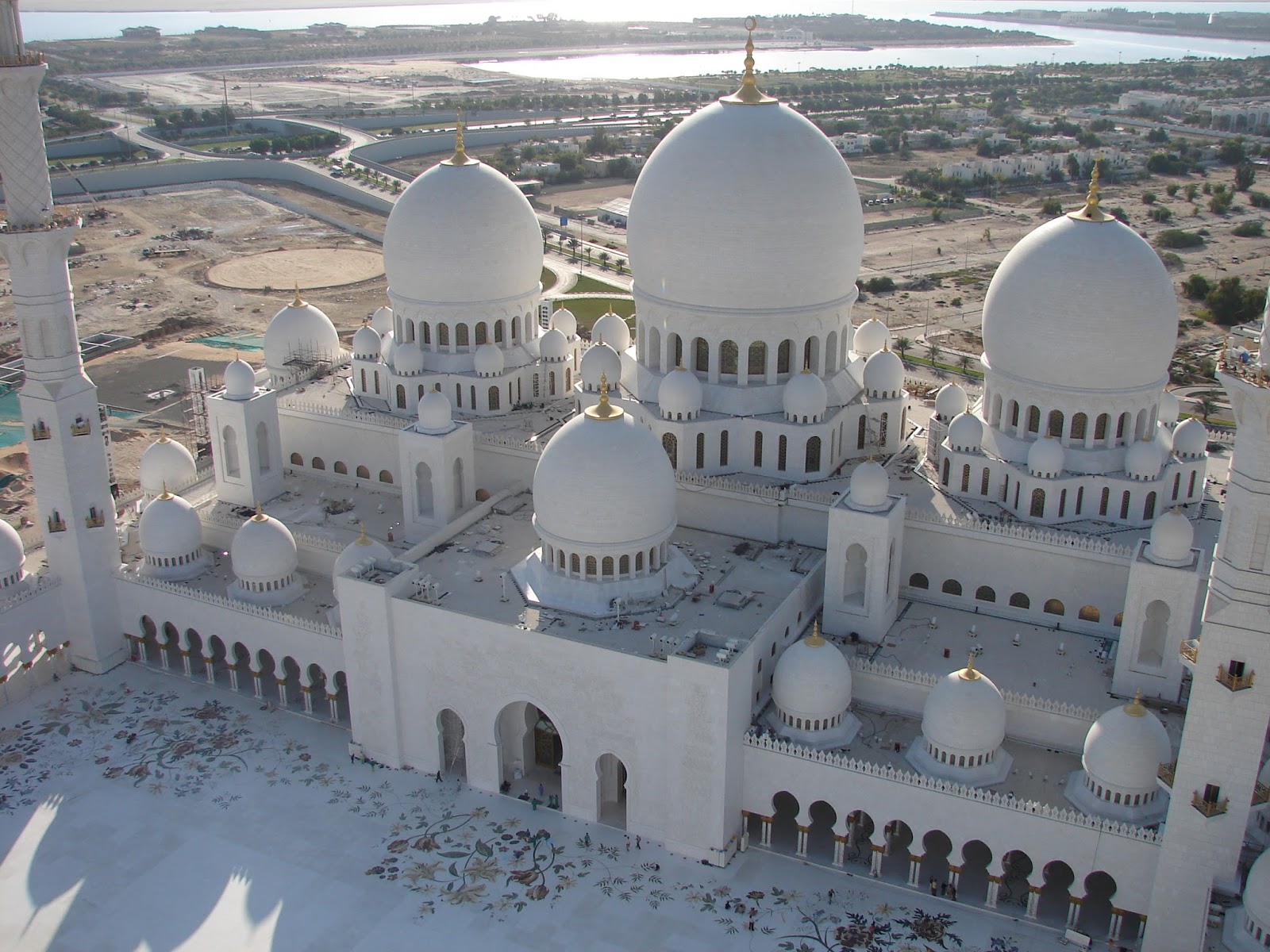Grand+Courtyard+of+the+Sheikh+Zayed+Mosque+in+Abu+Dhabi,+UAE0.jpg