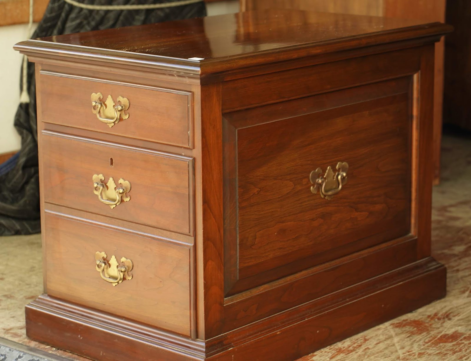UHURU FURNITURE & COLLECTIBLES **SOLD** 34784 Pennsylvania House 28