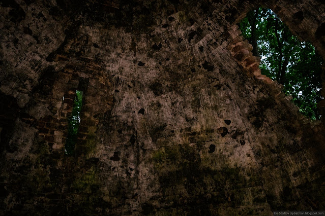 Сочинение про усадьбу рукавишниковых Каменные своды грота с дырами