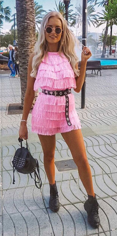 Looking for Cute Summer Outfits for Teenage Girls? See these 31 New Summer Outfits for Teen Girls to Copy in 2019. Teenage Fashion via higigle.com | pink mini dress | #teenoutifts #teenage #summeroutfits #minidress