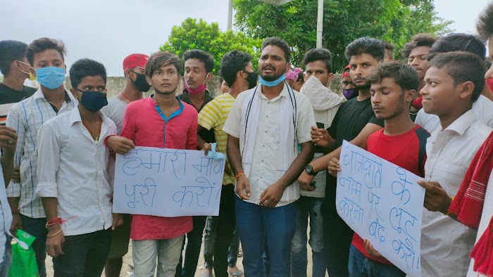 सहरसा (बिहार) : मैट्रिक एवं इंटर में परीक्षा फॉर्म भरने के नाम पर हो रही अवैध वसूली को लेकर छात्रों एवं अभिभावकों ने प्रबंधक के खिलाफ किया विरोध प्रदर्शन।।
